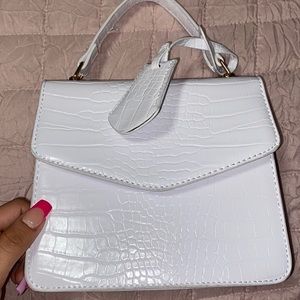 White shoulder/crossbody purse! Brand new.